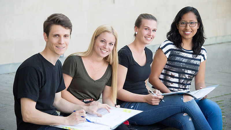 Vier Studierende lernen zusammen am Campus
