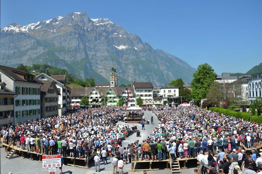 Einwohner des Kantons haben sich auf einem Platz versammelt.
