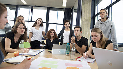 Studierende der Hochschule Esslingen sitzen um einen Arbeitstisch