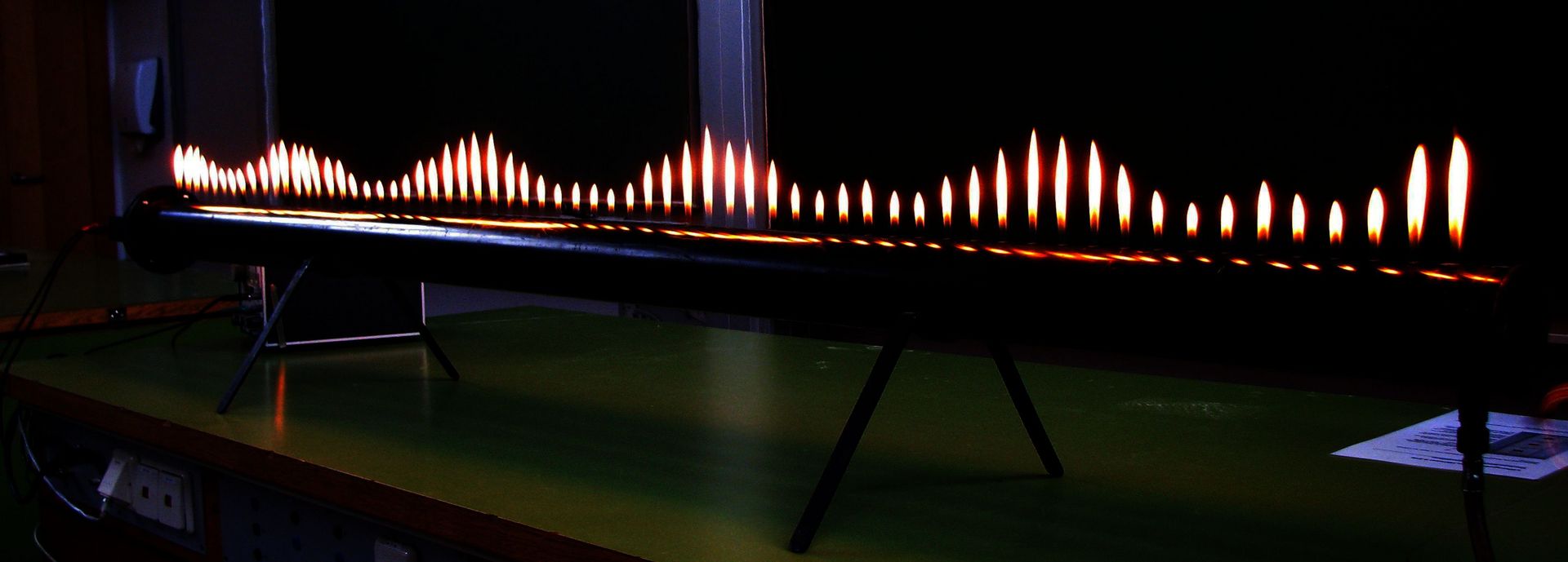 Demonstration experiment: Rubens’ Flame Tube – Standing sound waves in gas – photo Dr. Jürgen Haiber 