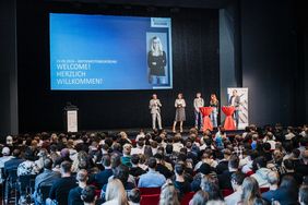 Blick in das Neckar Forum mit den dicht besetzten Stuhlreihen