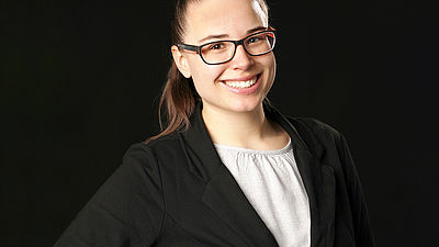 Martina Glock, Alumna der Hochschule Esslingen, lächelt in die Kamera.