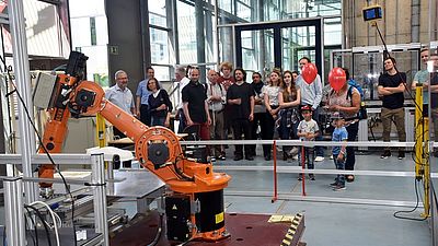 Besuchergruppe im Labor Maschinenbau