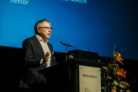 Rektor Prof. Christof Wolfmaier hält eine Rede bei der Graduiertenfeier der Hochschule Esslingen 