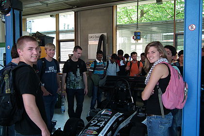Student group mixed around the Bullid racing stable Esslingen in the workshop