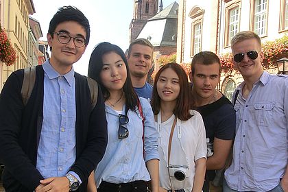 Gruppenbild von sechs internationalen Studierenden