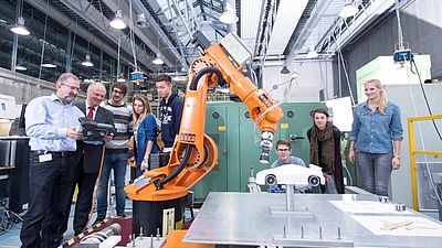 Gruppe von Studierenden und Professoren im Labor Maschinenbau