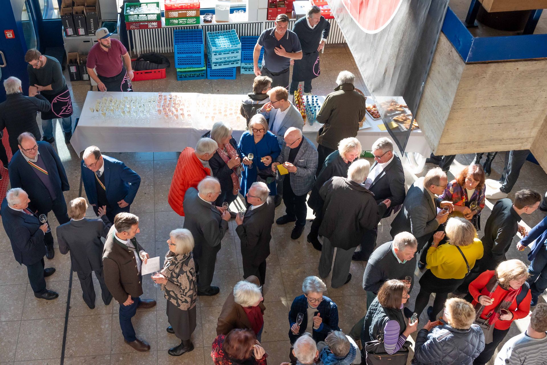 Blick ins Foyer der Aula mit Gästen