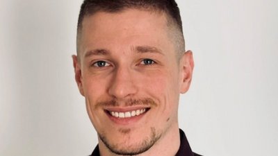 Mann mit schwarzem Hemd