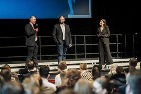 Zwei Männer im Gespräch mit einer Moderatorin - Graduiertenfeier der Hochschule Esslingen