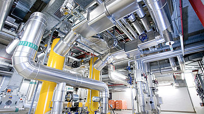 Rohre und Ventile zur Klimatisierung mit Wärmetauscher in Industrieanlagen