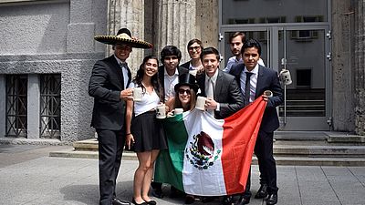 Absolventen zeigen die mexikanische Flagge