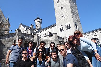 Internationale Studierende vor dem Schloss Neuschwanstein