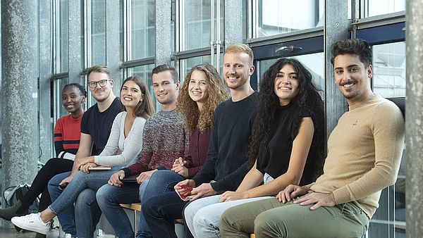 Studierende sitzen im Flur der Hochschule Esslingen
