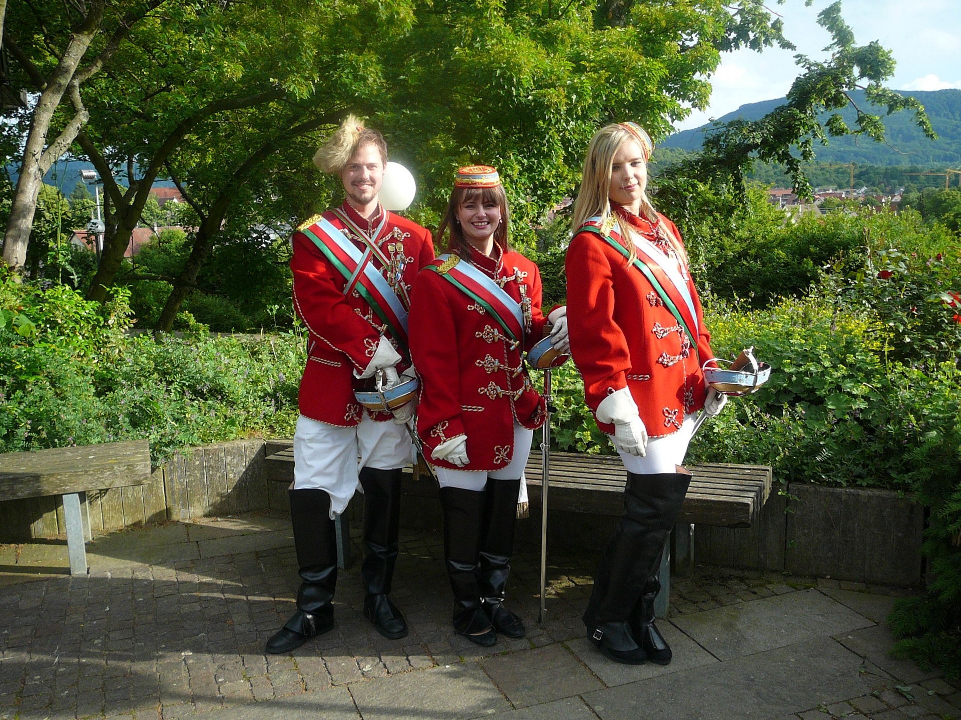 Drei Personen in roter Uniform