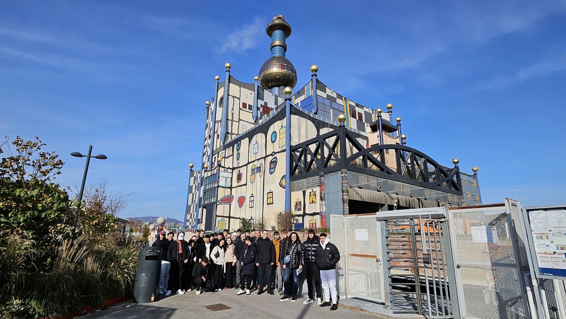 Studierende vor einem Hundertwasserhaus