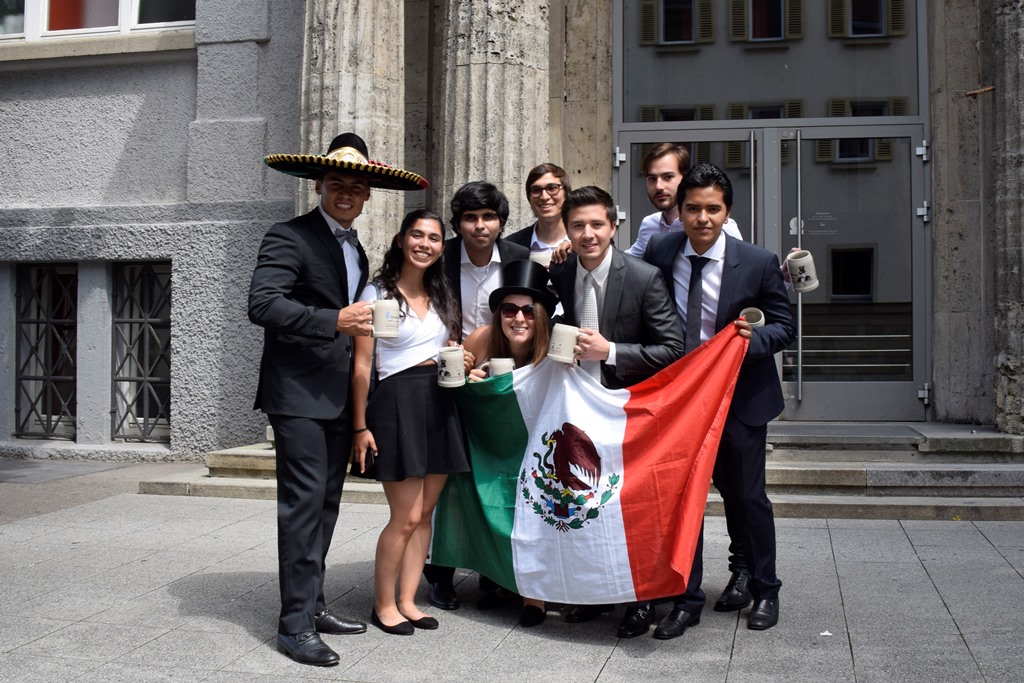 Absolventen zeigen die mexikanische Flagge