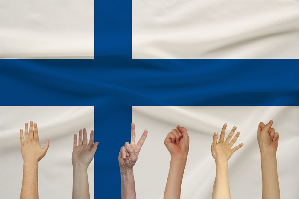 Finnische Flagge mit jubelnden Händen