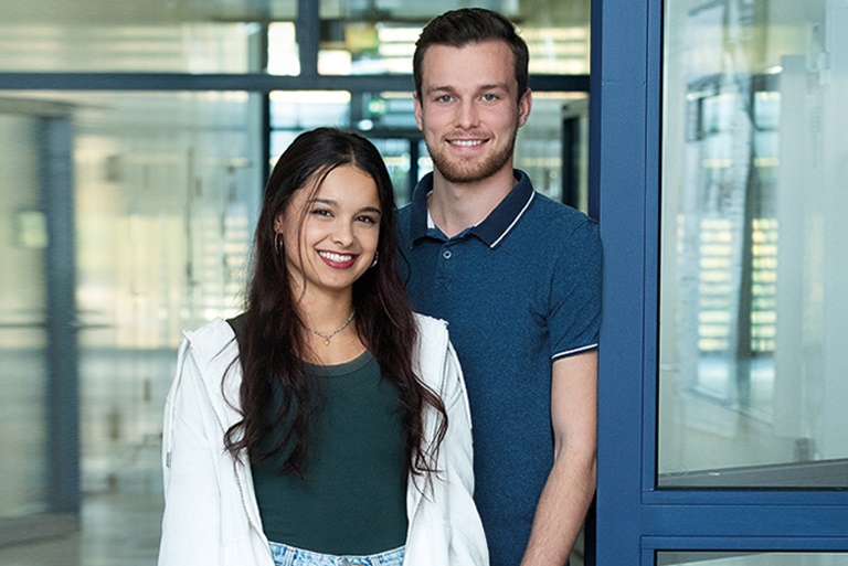 Studentin und Student der Hochschule Esslingen schauen in die Kamera