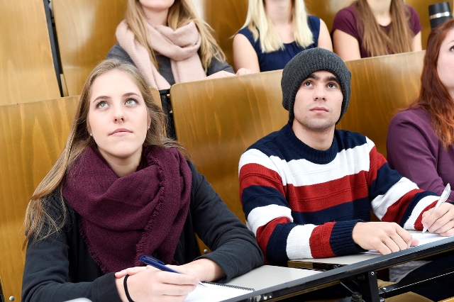 Studierende in der Vorlesung hören gespannt zu- Sicht von vorne