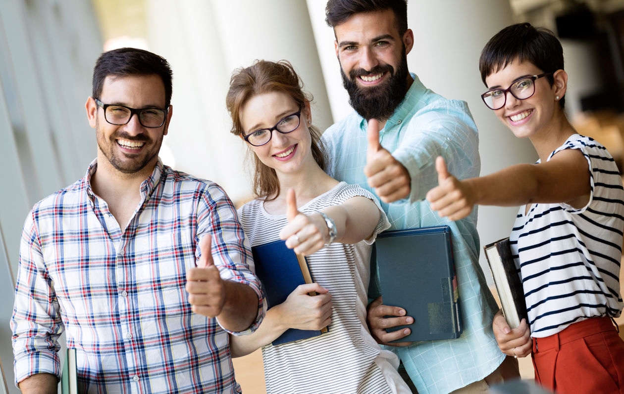 Studierende unterschiedlicher Herkunft in der Bibliothek Studierende mit unterschiedlicher Herkunft in einer Bibliothek